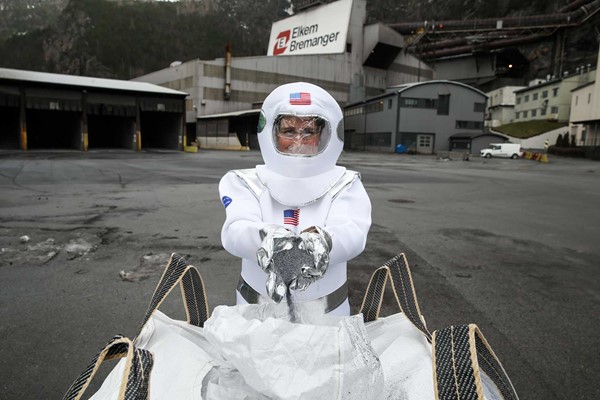 DRESSED FOR SUCCESS: Production manager, Elin Stubbhaug, dressed up as an astronaut in connection with the landing on Mars, where Elkem's advanced materials played a significant role in connection with the landing.