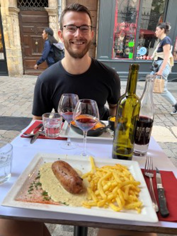 Person at restaurant table, with anduilette