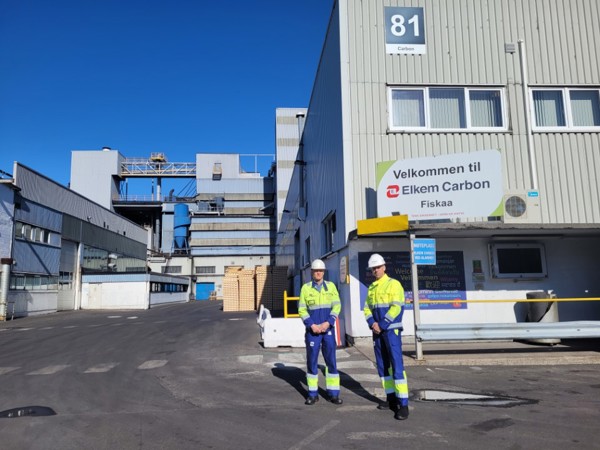 Odd Olsen and a colleague at the Elkem Carbon Fiskaa plant